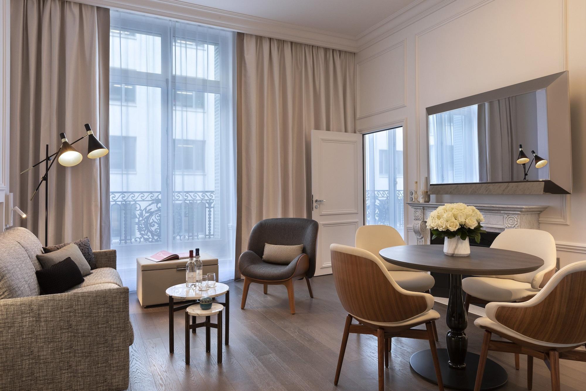 La Clef Champs-Elysees Paris By The Crest Collection Exterior photo A suite at the hotel