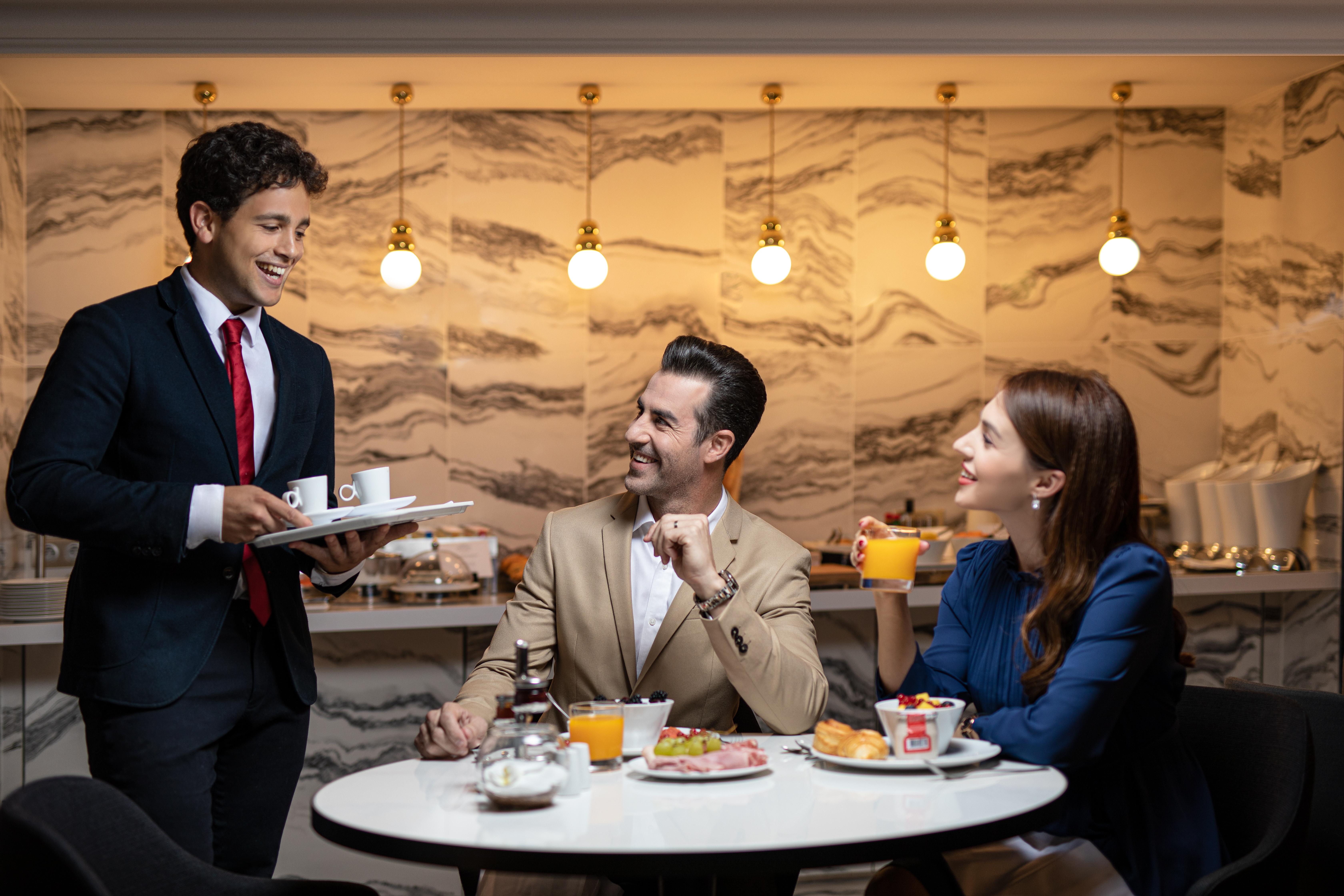 La Clef Champs-Elysees Paris By The Crest Collection Exterior photo A butler serving guests at the lounge