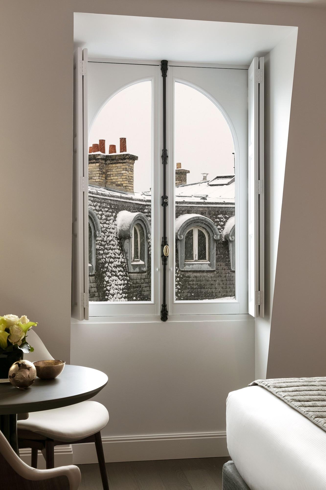 La Clef Champs-Elysees Paris By The Crest Collection Exterior photo A window with a French window