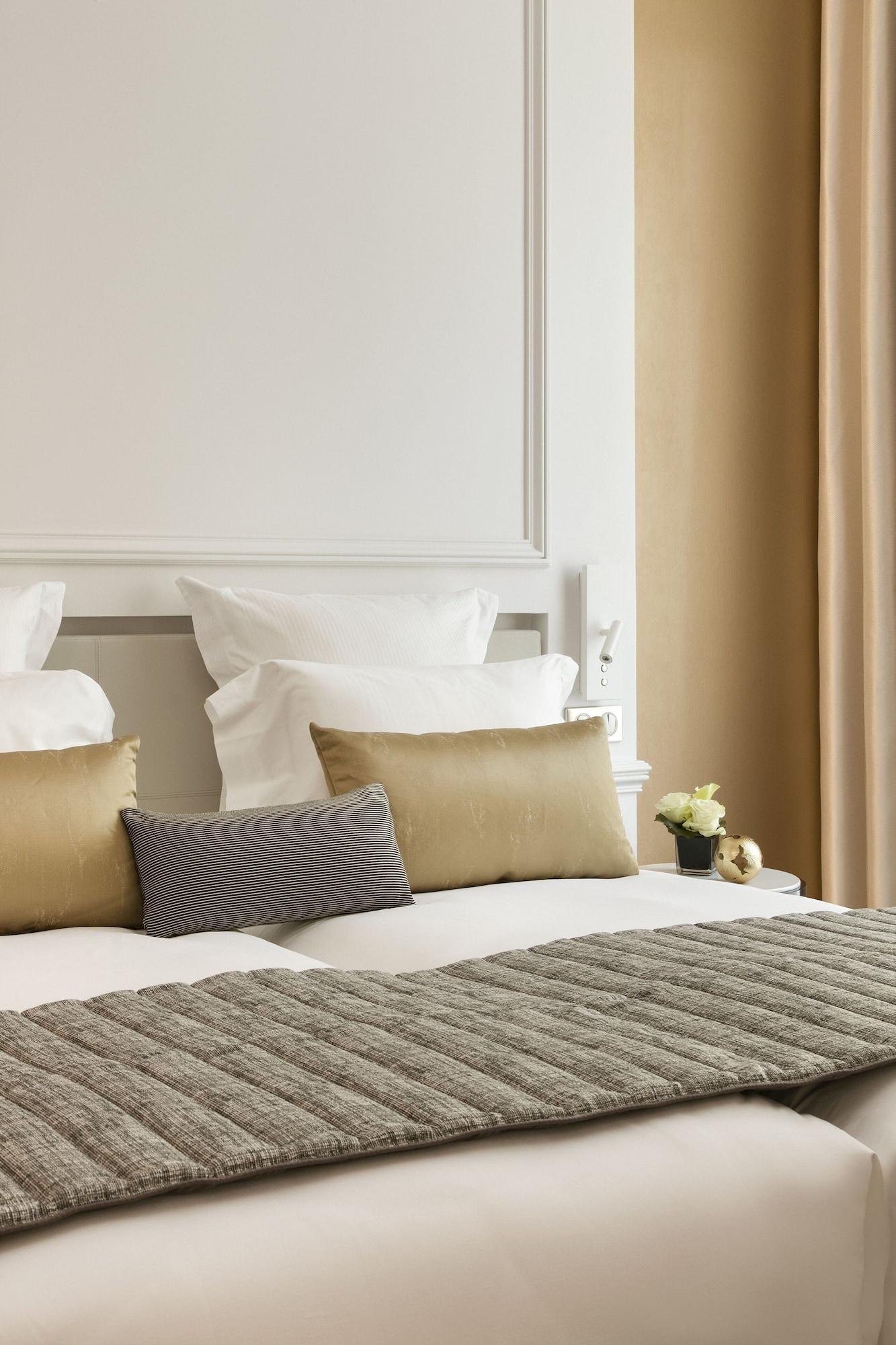 La Clef Champs-Elysees Paris By The Crest Collection Exterior photo A bed with cushions